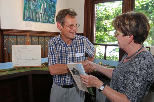 Bestuurslid Rina Visser bedankt Piet Houtenbos voor zijn openingshandeling, het maken van de houtskooltekening van een typisch Midden-Delflands landschap.