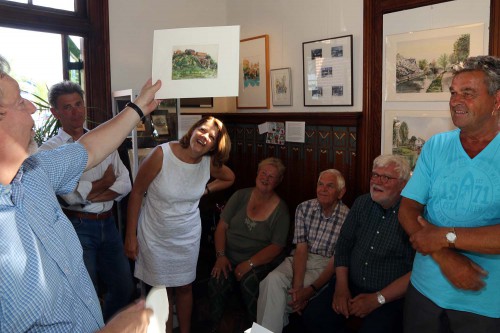 Kees Tetteroo overhandigde de aquarel van de verbrande molen. Het werk wordt aan de expositie toegevoegd.