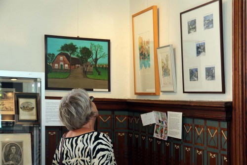 Een van de eerste aanwinsten was het schilderij, links, van mevrouw Langelaan-van der Lans. Zij schilderde talrijke boerderijen in wat men de naïeve stijl noemt.