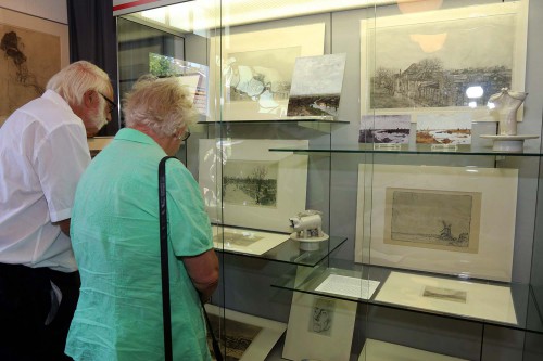 Vitrine met veel werk van etser, graficus en kunstschilder Antoon Derkzen-van Angeren (1878-1961).